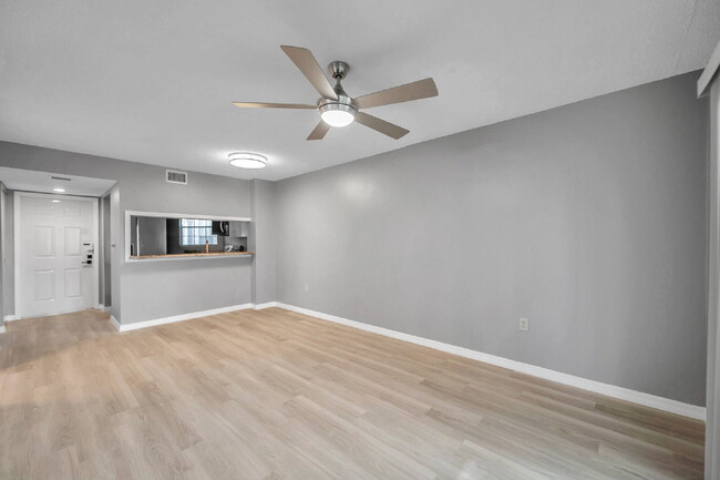 Building Photo - Charming Condo in Stonesthrow – Modern Com...