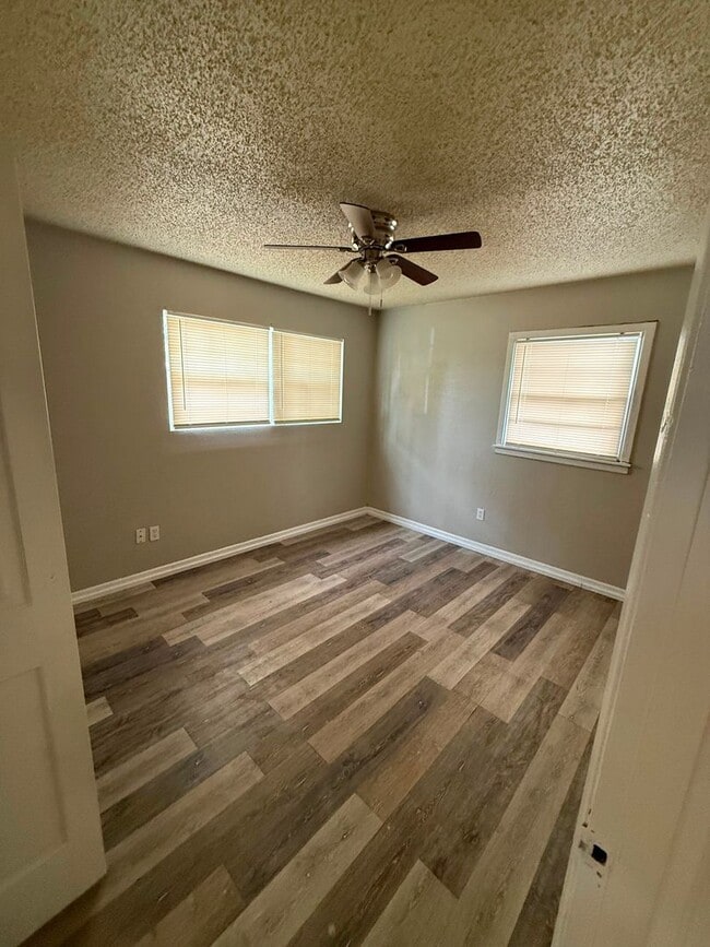 Building Photo - $0 First Month's Rent / $0 Deposit at Move-in