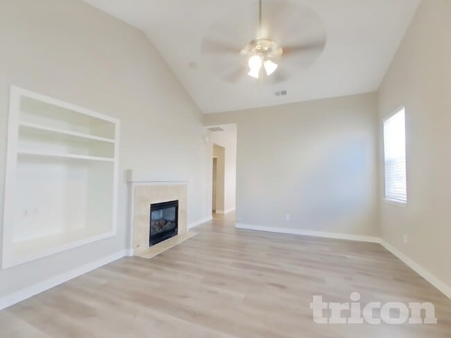 Foto del edificio - 12981 Roslyn St