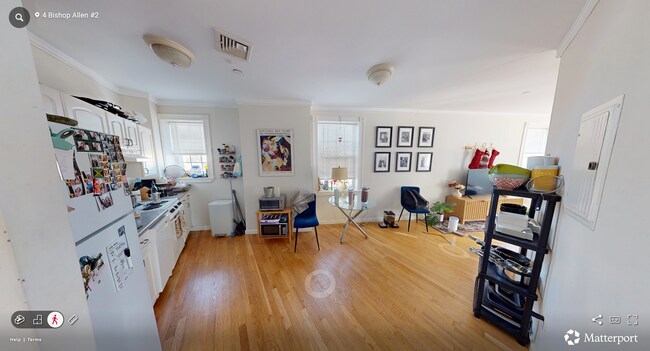 Foto del edificio - 4 Bishop Allen Dr