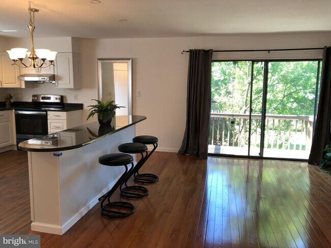 Foto del edificio - 423 Meadow Woods Ln