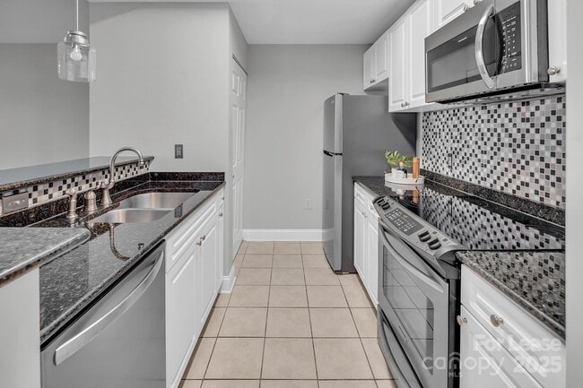 Building Photo - 300 W 5th St