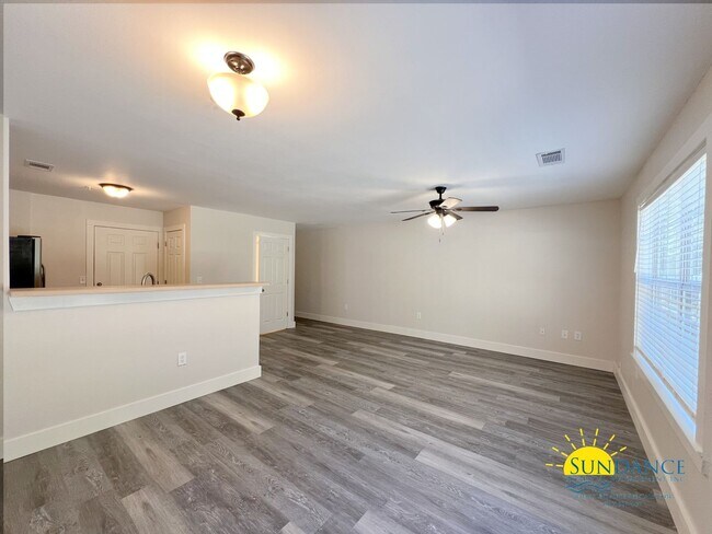 Foto del edificio - Spacious 3 Bedroom Townhome in Crestview!