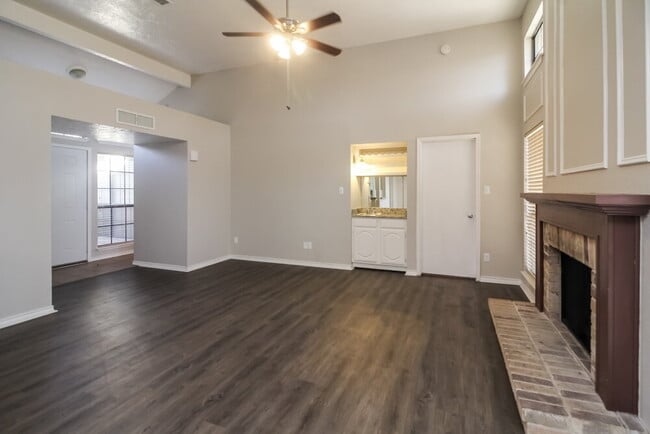 Building Photo - 2208 Gladstone Dr