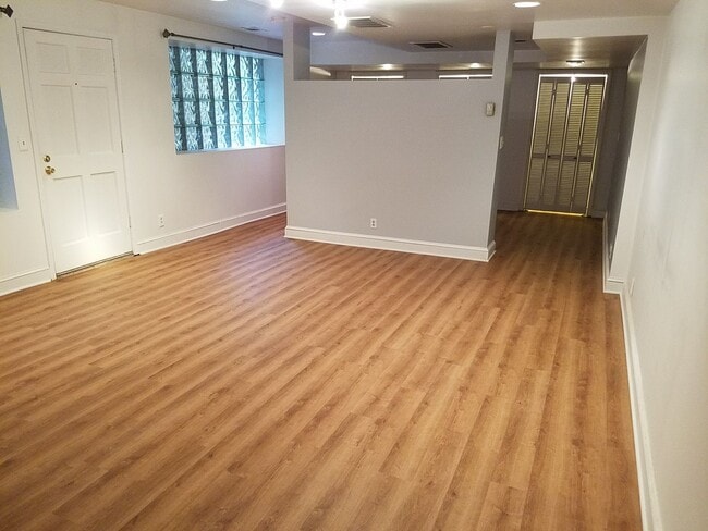 Building Photo - 1bd/1ba Condo Across the Street From Piedm...