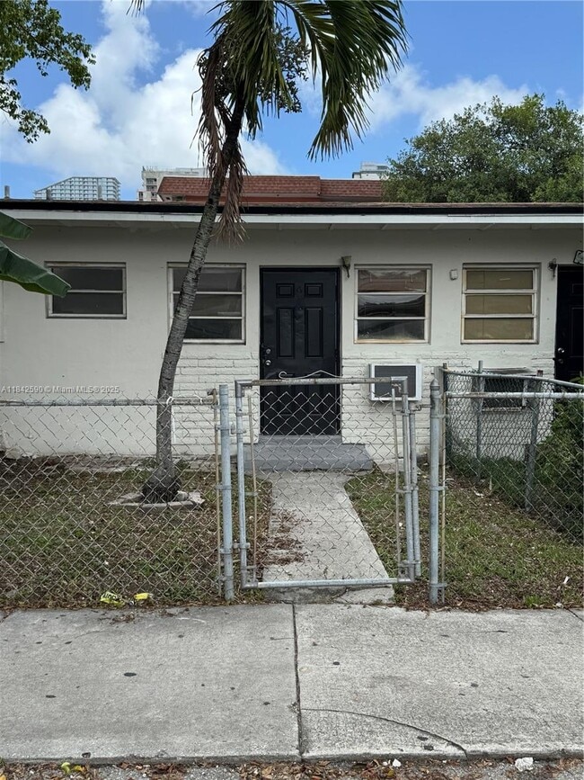 Building Photo - 901 SW 5th Ave