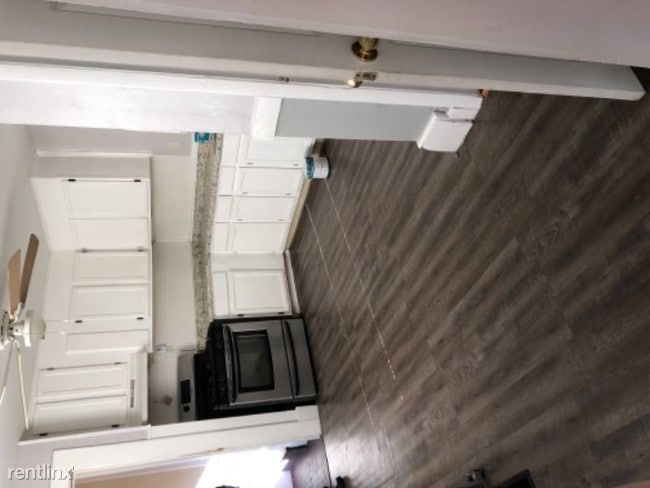 Building Photo - 380 Chatham St