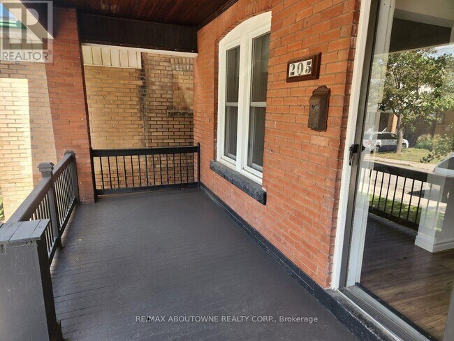 Building Photo - 205 Kensington Ave S