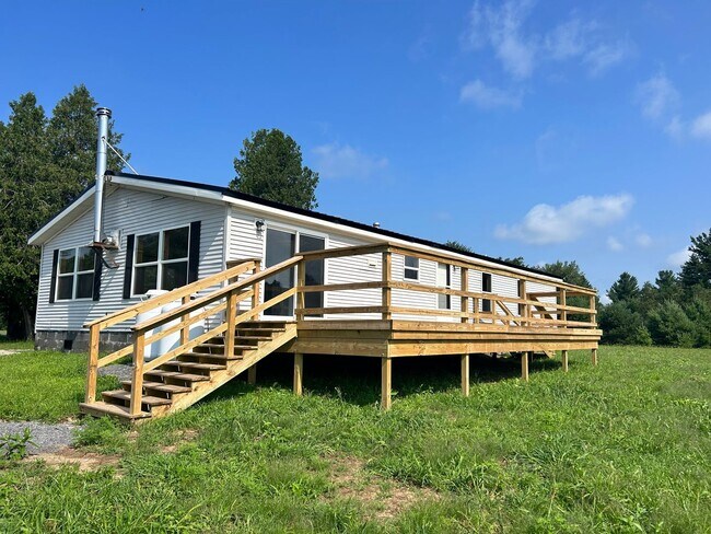 Building Photo - Welcome home to this 3 Bedroom / 2 full Ba...