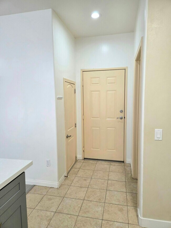 Building Photo - 122 N Ave 23
