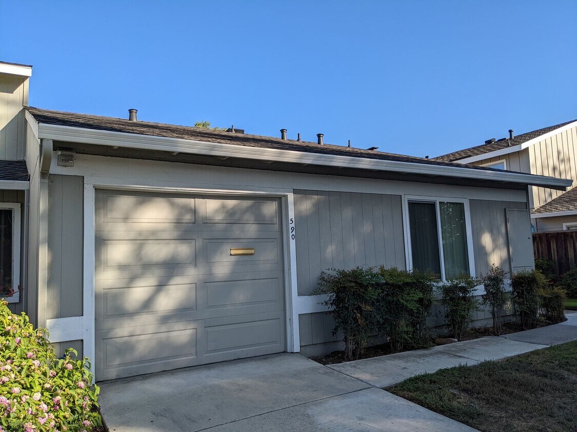 Primary Photo - Cute Townhome in Campbell! One Car Garage ...