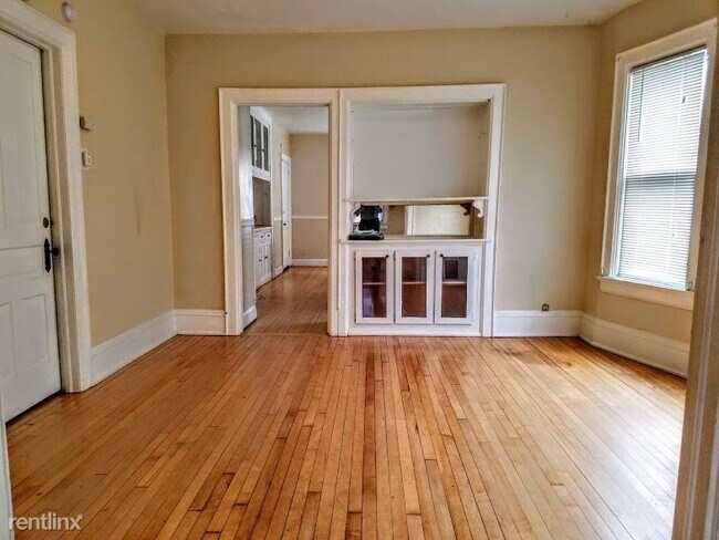 Building Photo - 2 br, 1 bath Apartment - 3032 N Booth St
