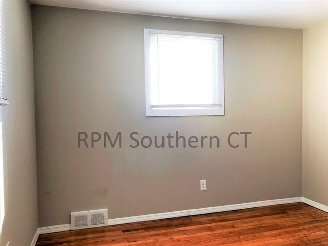 Building Photo - Recently Updated – 2 Bedrooms – Half Duplex