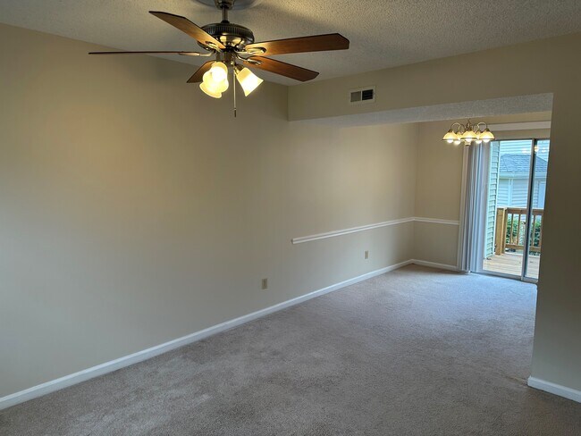 Vista desde la sala de estar al comedor. - 8864 Flamingo Ct