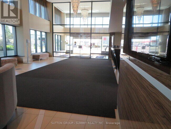 Building Photo - 3985-3985 Grand Park Dr