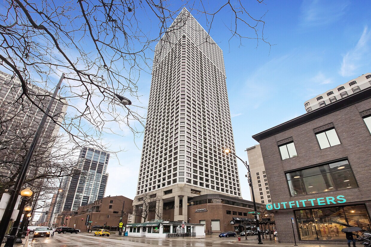 Foto principal - 1030 N State St