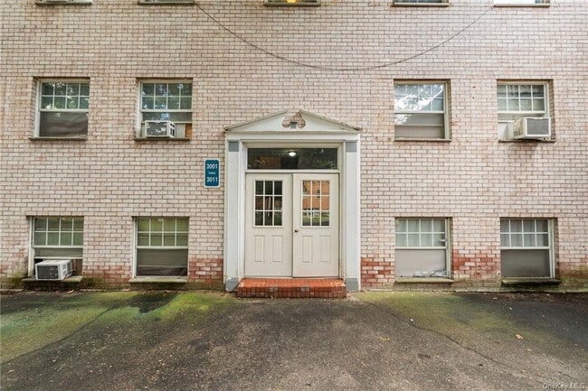 Building Photo - 3009 Barclay Manor