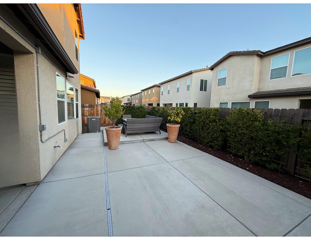 Foto del edificio - Turnkey Modern Riverstone Home – 3 Bed + L...