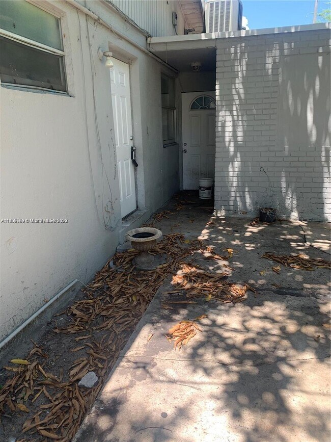 Building Photo - 900 NW 17th Ave