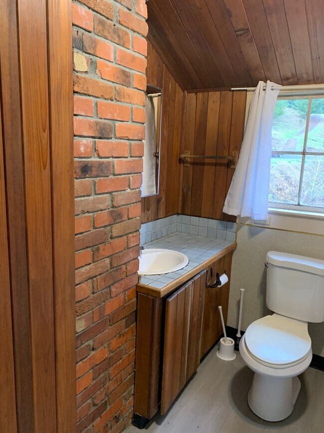 Building Photo - Charming Vintage Farm Home w/4 bedroom, 2 ...