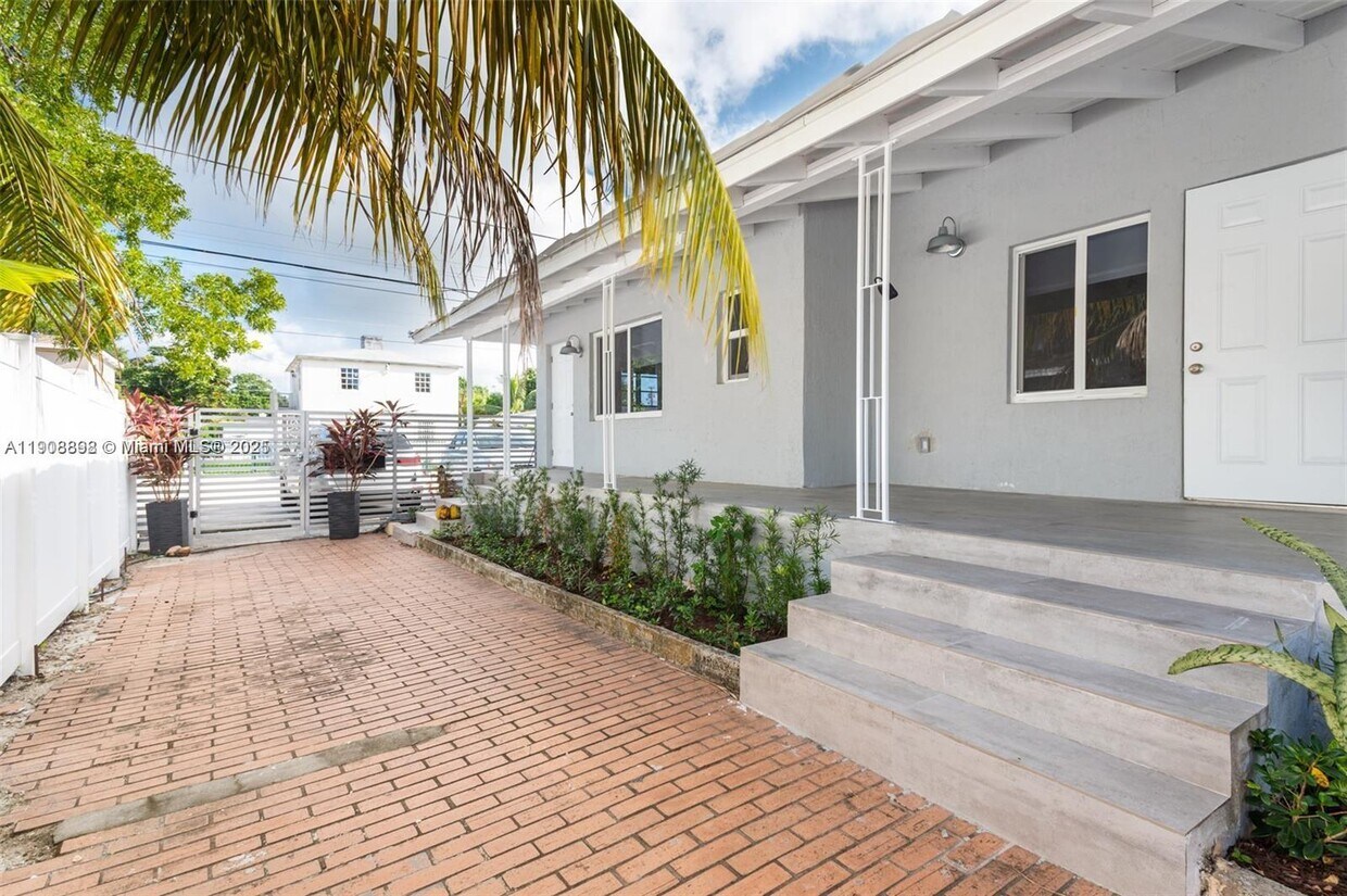 Foto principal - 540 NE 67th St