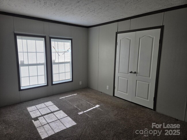 Building Photo - 105 Kimberly Cir