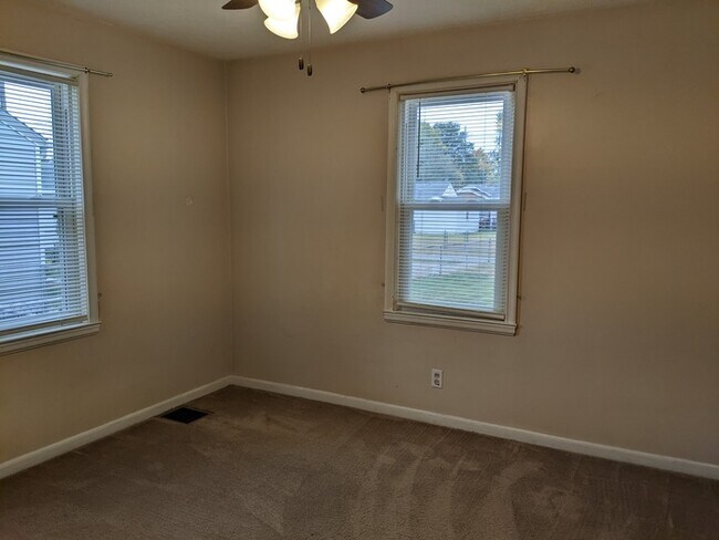 Building Photo - 1 Bed 1 Bath House Near Meadows Shopping C...