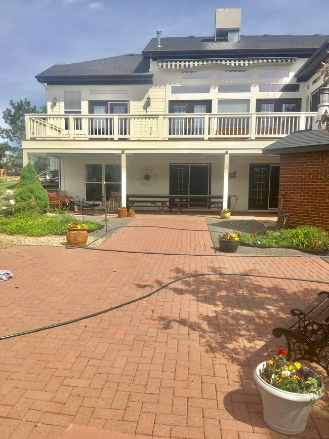 Building Photo - 245 Piper Dr
