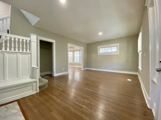 Building Photo - Beautifully Updated 5 Bed 3 Full Bath!!