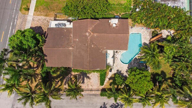 Building Photo - 518 N Riverside Dr