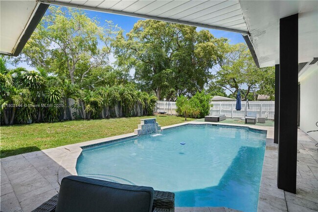 Foto del edificio - 5501 SW 8th St