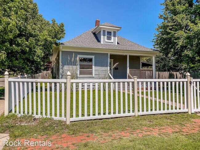 Building Photo - 3 br, 1.5 bath House - 28 W 7th Ave