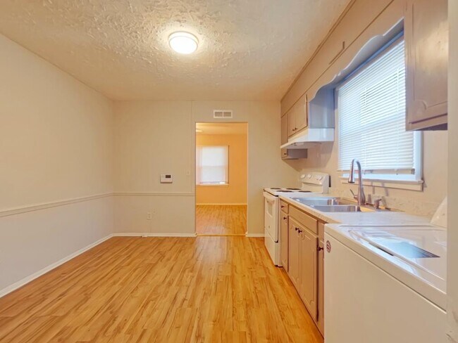 Building Photo - 1610 Oneka Ave