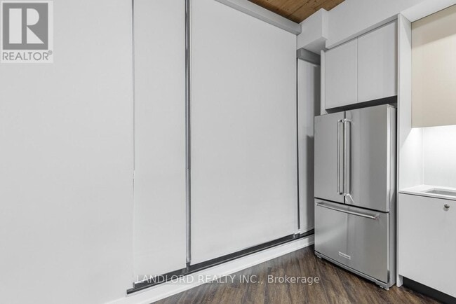 Photo du bâtiment - 8 Gladstone Ave