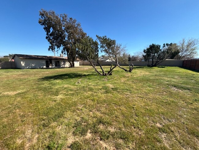 Building Photo - DESIRABLE MESA LOCATION