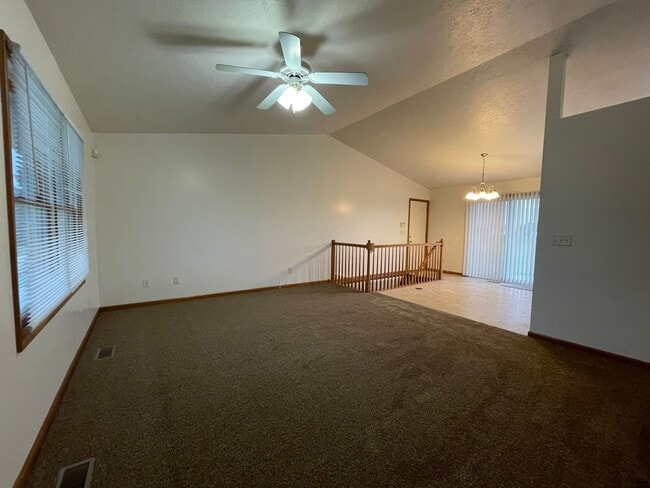 Building Photo - Beautiful 3 Bedroom-2 Bath on Goshen South...