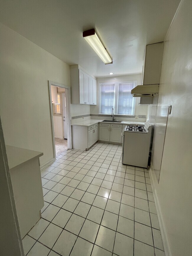 Building Photo - 1140 S Highland Ave