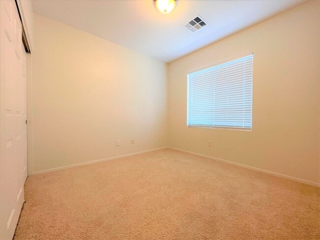 Foto del edificio - LIGHT, BRIGHT AND OPEN UPSTAIRS UNIT!