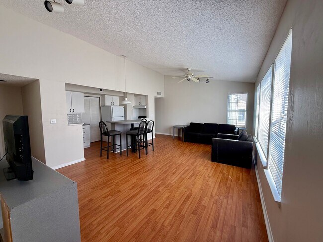 Building Photo - Renovated 4BR/2BA 3rd-Floor Condo – Minutes to UF, Shands & VA | University Commons