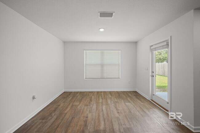 Foto del edificio - 15133 Forsythia Lp