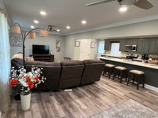 Foto del edificio - 4 Bedroom Single Family Home in Clinton