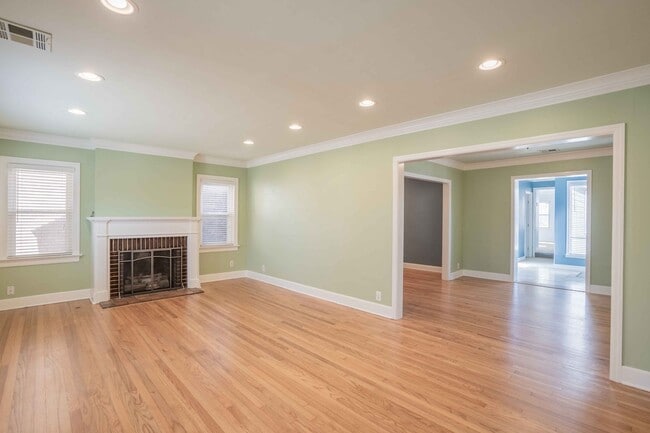 Building Photo - 3 Bed / 2 Bath Near Cherry St!