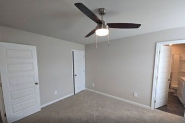 Foto del edificio - 249 Faded Rose Ln