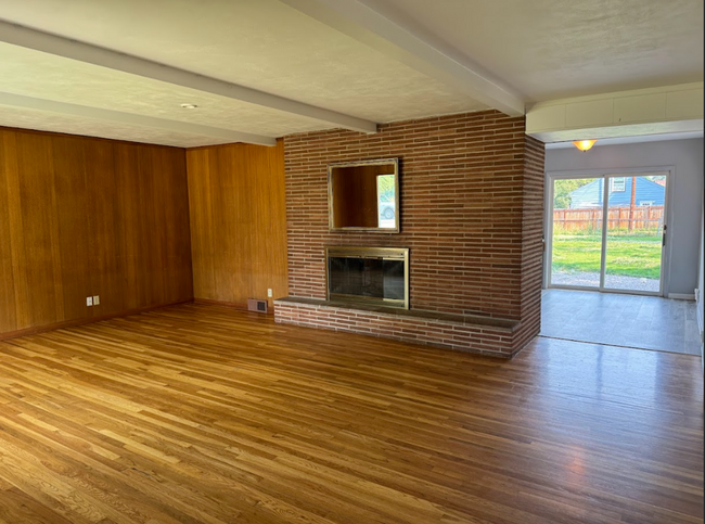Building Photo - Beautiful 5 Bedroom, 2 Bathroom + Bonus ro...