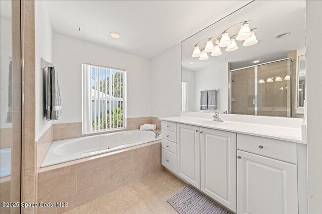 Foto del edificio - BEAUTIFUL END UNIT WITH RIVER VIEW 3BR/3.5 BA CONDO