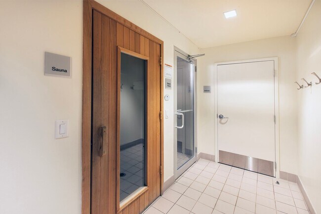 Building Photo - Great natural light in a large condo near ...