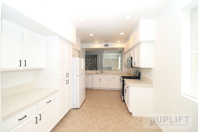 Building Photo - 2 Bed, 2 Bath Condo w/ Attached 2 Car Gara...