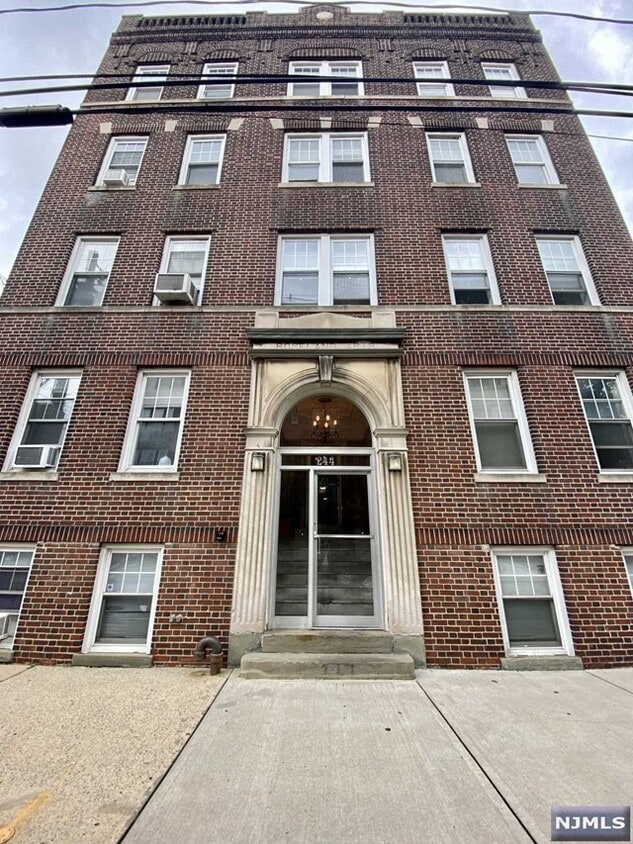 244 Lawton Ave Unit 13, Cliffside Park, NJ 07010 Room for Rent in