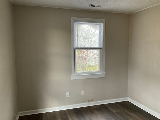 Foto del edificio - Cute 2 bedroom duplex that is centrally located. Just minutes to area bases, shopping and restaur...