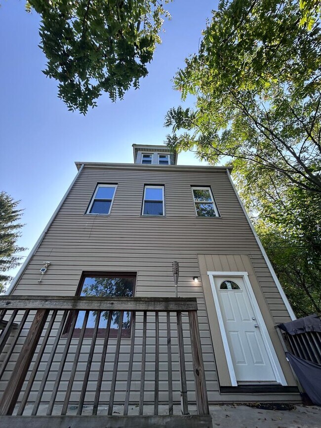 Foto del edificio - Large 4 Bedroom 1 Bathroom House (Marshall...